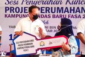Seramai 46 orang penduduk setinggan Kampung Ladang di Iskandar Puteri telah menerima penyerahan kunci bagi Projek Perumahan Penduduk Kampung Pendas Baru Fasa 2 yang disempurnakan oleh Menteri Besar Johor, Datuk Hasni Mohammad, semalam.
