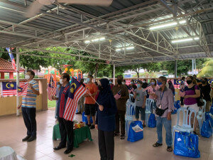 Para hadirin mengibarkan Jalur Gemilang pada Program Sepakat@Komuniti Parlimen Segambut.