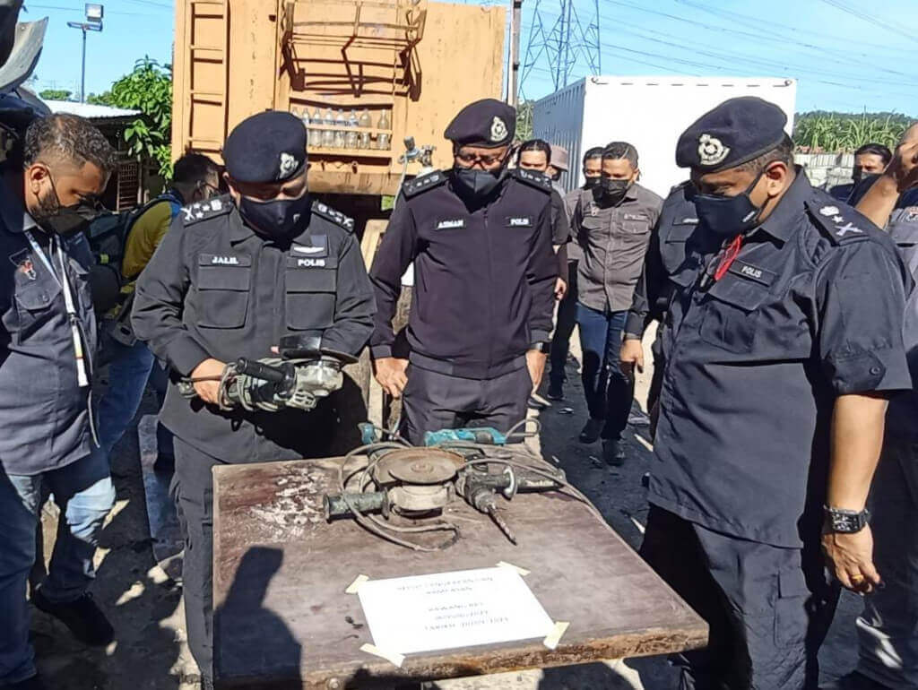 Peralatan yang digunakan ahli sindiket untuk mengubahsuai nombor casis dan nombor enjin lori-lori yang dicuri.