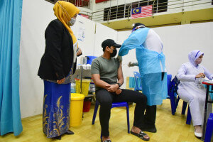 Rozieana Ahmad turut meninjau proses pemberian vaksin kepada pelajar tingkatan 5 di PPV Dewan 2020. 