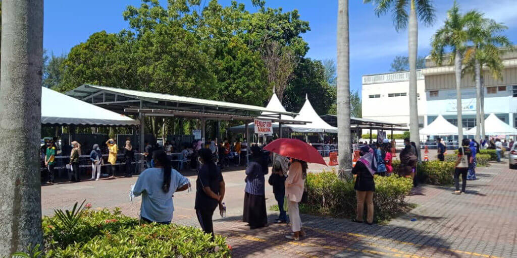 Kehadiran orang ramai di sekitar PPV Kuala Selangor yang menjadi tumpuan khususnya remaja untuk program vaksinasi.