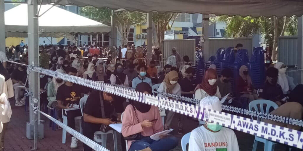 Penerima vaksin khususnya golongan remaja yang sedang menunggu giliran untuk vaksinasi.