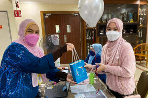 40 orang remaja berumur 18 tahun menerima suntikan pertama vaksin di bawah PICK Remaja pada hari kelahiran mereka di PPV KPJ Johor.