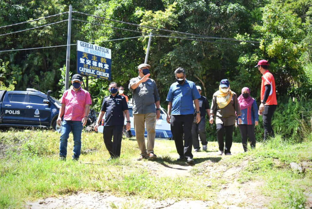Joniston (tiga kiri) mengiringi Zulkapli (empat dari kanan) dan anggota JaPen Sabah ketika mengadakan ziarah penduduk di daerah Kiulu.