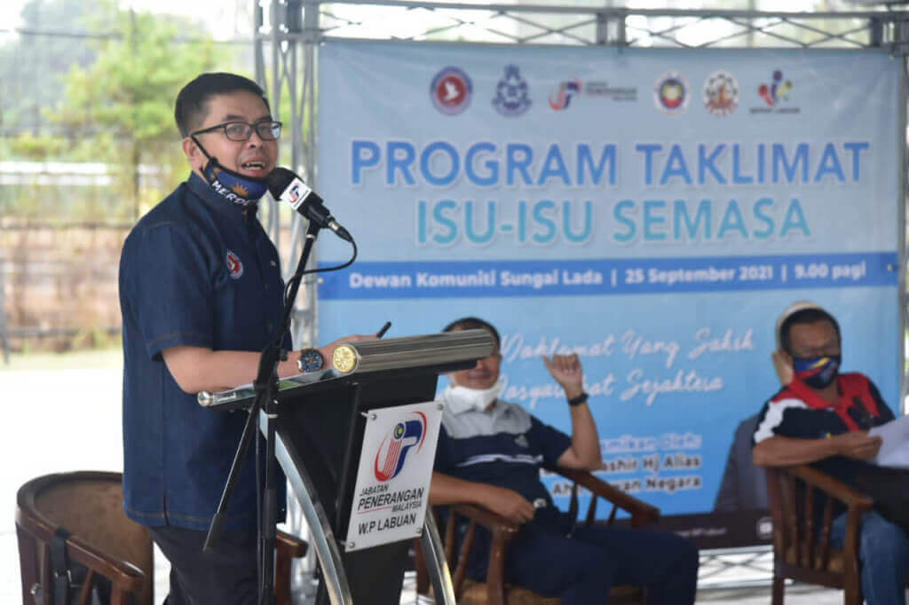 Ketua Pegawai AADK Labuan, Abd Ghani Keruput menyampaikan taklimat pada majlis itu.