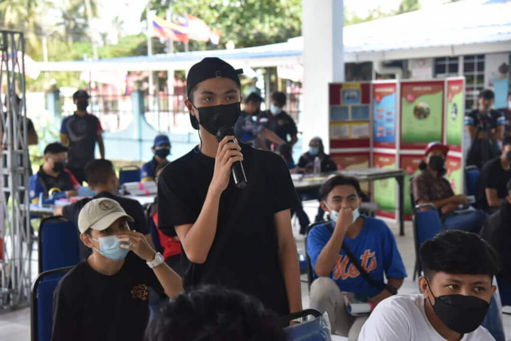 Salah seorang peserta berinteraksi dengan penceramah jemputan.