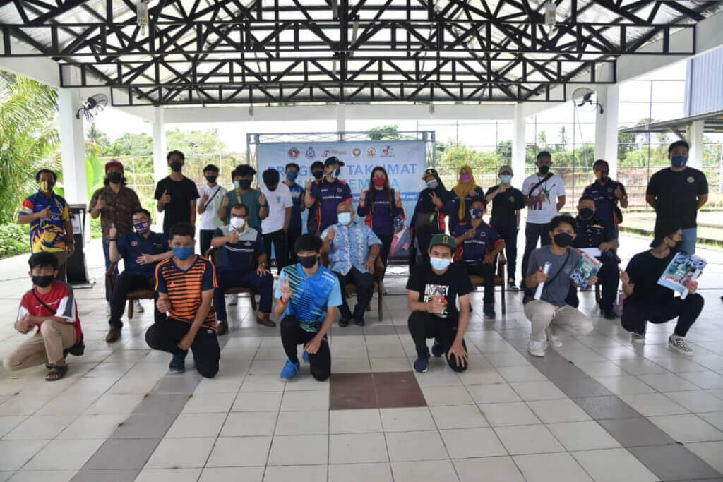 Para tetamu jemputan bergambar kenangan bersama para peserta yang terlibat.