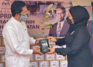 Penyampaian benih pokok oleh Jalaluddin Alias.