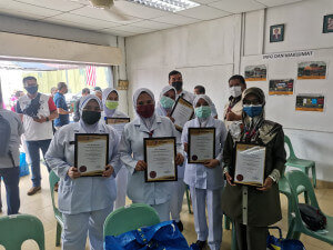 Sumbangan bakul makanan diberikan kepada barisan petugas hadapan.
