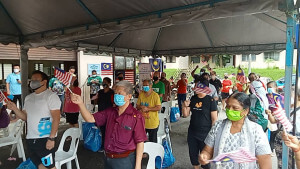 Acara kibar Jalur Gemilang dan nyanyian lagu patriotik dalam kalangan penduduk setempat.