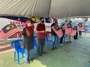 Para tetamu kehormat mengibarkan Jalur Gemilang dan menyanyikan lagu patriotik.