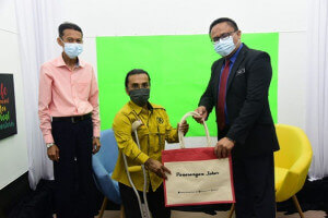 Pengarah Penerangan Negeri Johor Naim Fahmi Ahmad Tajuddin menyampaikan cenderahati kepada Rashid Ibrahim, Pegawai Penerangan Daerah Mersing selepas tamat program.