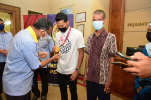 Menteri Besar melihat pingat emas acara lompat jauh yang di menangi oleh Abdul Latif Romly di Sukan Paralimpik Tokyo 2020, baru-baru ini.
