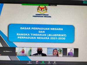 Dirwana (tiga daripada kiri) memberi taklimat mengenai Dasar Perpaduan Negara dan Rangka Tindakan (Blueprint) Perpaduan Negara 2021-2030.