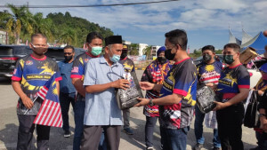 Pemberian Sumbangan bakul makanan.