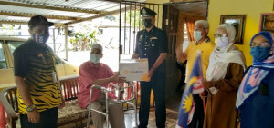 Yaakub menerima kotak rezeki myfundaction dalam lawatan info on wheels MERDEKA.