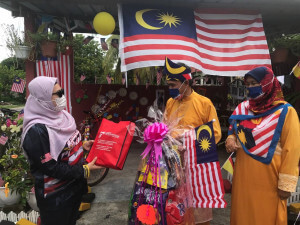 Ketua IOW Merdeka menyampaikan cenderahati kepada Raof.