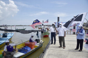 Pelepasan perarakan bot nelayan yang dihiasi  dengan Jalur Gemilang.
