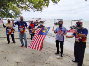 Dr Haniff Hassan menyerahkan Jalur Gemilang kepada wakil nelayan di Gertak Sanggul bersama NGO Setempat.