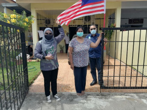 Pemasangan bendera di rumah salah seorang bekas tentera sebagai simbolik Bulan Kebangsaan. 