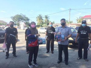 Ahli Dewan Undangan Negeri (ADUN), Seberang Takir, Datuk Seri Ahmad Razif Abdul Rahman menerima Kit Sambutan Hari Kebangsaan dan Hari Malaysia 2021 sebagai tanda pelancaran program.