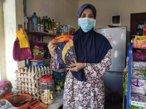 Salmah Ali akan memastikan Jalur Gemilang sentiasa dikibarkan di kedainya sebagai tanda cintakan negara.