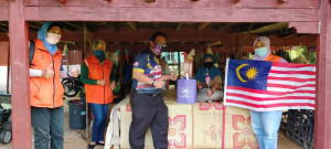 Di salah sebuah rumah warga emas yang disantuni oleh Pejabat Penerangan dan JKM.