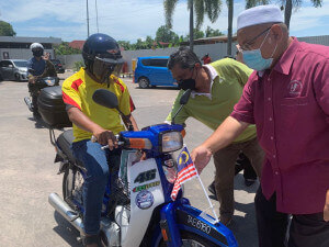 ADUN Wakaf Mempelam, Wan Sukairi Wan Abdullah menyempurnakan Program Kibar Jalur Gemilang Sempena Sambutan Hari Malaysia secara pandu lalu di stesen minyak di Kampung Tok Jamal, di sini, semalam.