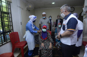 Dalam lawatan kerjanya, Menteri MOSTI, Datuk Seri Dr Adham di Negeri Terengganu berkunjung ke Pusat Pemberian Vaksin (PPV) Outreach di beberapa rumah di Kampung Losong dan Taman Desa Paloh, Kuala Terengganu.