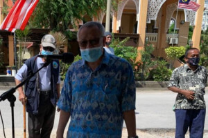 ADUN Ladang, Tengku Hassan Tengku Omar menyampaikan ucapan semasa Program Sepakat Komuniti di sekitar Pangsapuri Ladang Gemilang, di sini baru-baru ini.
