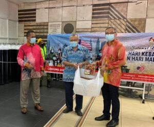 Sebanyak 210 kotak pizza untuk diagihkan kepada para petugas dan pesakit COVID-19 yang menjalani kuarantin di PKRC Stadium Negeri Terengganu.