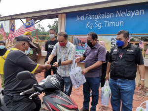 Penerima baucer minyak secara pandu lalu.