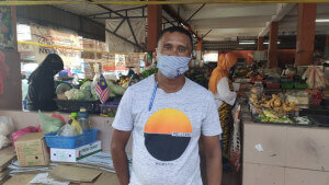 Fazuni Abdul Rashid, peniaga ayam berkata, pihak berwajib perlu mengambil langkah segera bagi memastikan harga ayam terkawal.