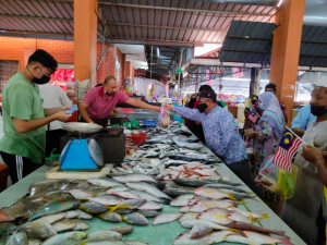 Salman Akhbar (Baju Hijau), mengakui kenaikan harga ikan akan membebankan peniaga-peniaga harian ketika ditemubual dalam program Sambutan Hari Malaysia 2021 Peringkat Kuala Nerus, semalam.