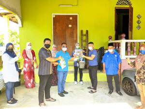 Penyampaian sumbangan dalam program Sepakat@komuniti Daerah Dungun.