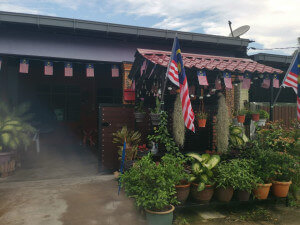 Jalur Gemilang menghiasi rumah penduduk di Perumahan Taman Bukit Indah, Bukit Tebuk sempena sambutan Hari Malaysia.