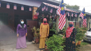 Zarida Osman, 46 (tengah) berkata sambutan secara sederhana dilakukan pada tahun ini memandangkan kes jangkitan COVID-19 masih tinggi di daerah ini.