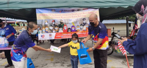 Penyampaian hadiah Pertandingan Mewarna Kanak-kanak.