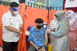 Pengarah JKNT, Datuk Dr. Kasemani Embong menyuntik vaksin COVID-19 kepada pelajar yang hadir di Sekolah Menengah Kebangsaan (SMK) Sultan Sulaiman, semalam.