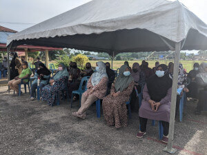 Khemah untuk ibu bapa turut disediakan sementara menunggu giliran vaksinasi anak mereka.