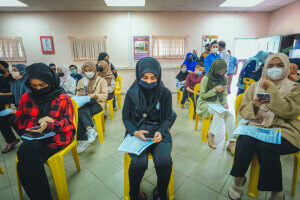 Sebilangan pelajar yang telah selesai mendaftar dan menunggu giliran untuk divaksin.