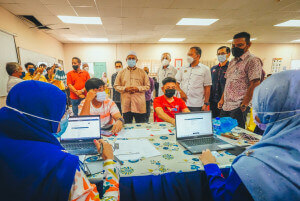 Mohd Nor Hamzah bersama Pegawai Daerah, Pegawai Kesihatan Daerah dan Pegawai Pendidikan Daerah membuat tinjauan tempat pendaftaran vaksinasi.