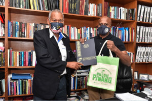 Dr. Haniff Hassan (kiri) menyampaikan cenderahati kepada penceramah jemputan Profesor Dr. Sivamurugan A/L Pandian (kanan).