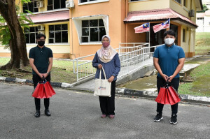 Penolong Pengarah JaPen Nurazreen Abd. Rahman (tengah) menyampaikan cenderahati kepada Abdullah Nudin (kiri) dan Mohammad Izad Ahmad Nazir (kanan).