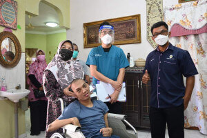 Mohd Fadhil Wahab (kanan) mengharapkan lebih ramai golongan memerlukan mendapatkan vaksin dengan kadar segera.