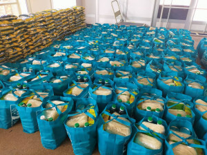 Bantuan bakul makanan untuk 174 pekerja housebot di Tasik Kenyir, Hulu Terengganu.
