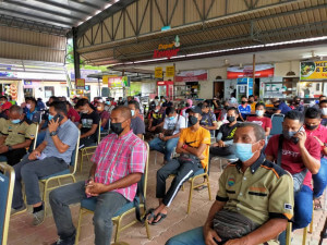 Pekerja houseboat yang menerima bakul makanan.