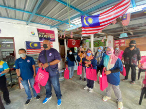 40 sumbangan ‘Bakul Prihatin’ dan 100 goodies bag telah disampaikan melalui program Sepakat@Komuniti.