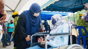Mas Ermieyati beramah mesra bersama pengunjung PPV.