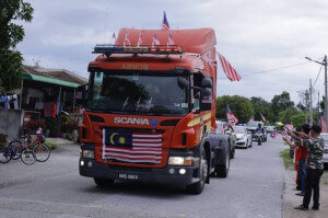Para penduduk teruja meraikan ketibaan konvoi Mini Kembara Jalur Gemilang Peringkat Daerah Perak Tengah.